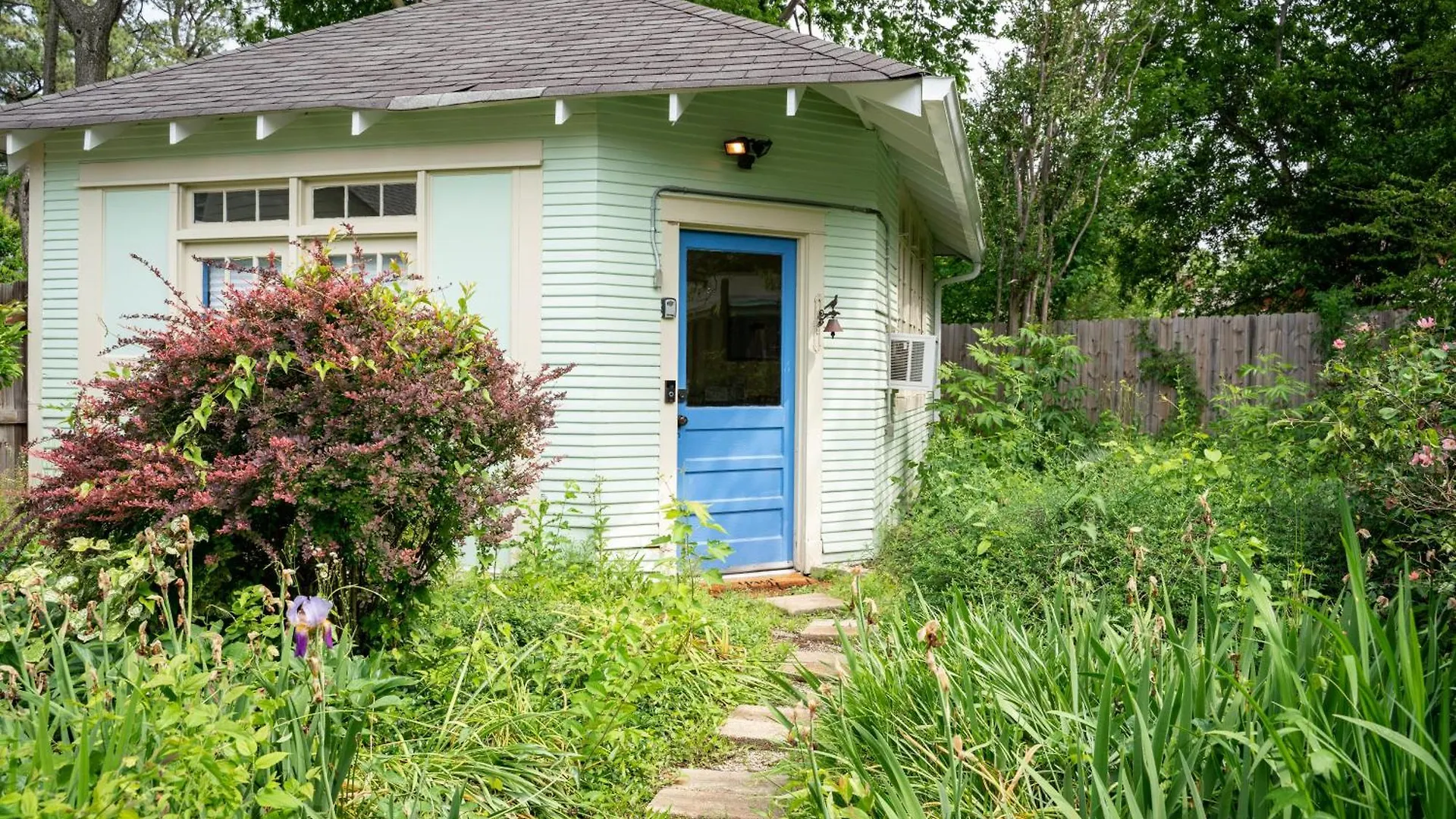 \\Couples & Music Oasis// All-New, Garden, Design Memphis